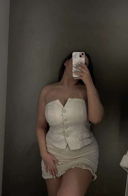 Victorya belle française au yeux bleus et brune